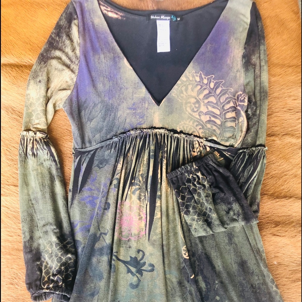 Cute 👗95% rayon and 5% spandex, very soft🥰